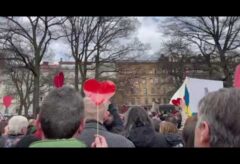 Polisen upplöser demonstrationen: Deltagare sjunger och viftar med hjärtan