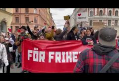 ”Vakna Sverige” skanderas på Stockholms gator under demonstration